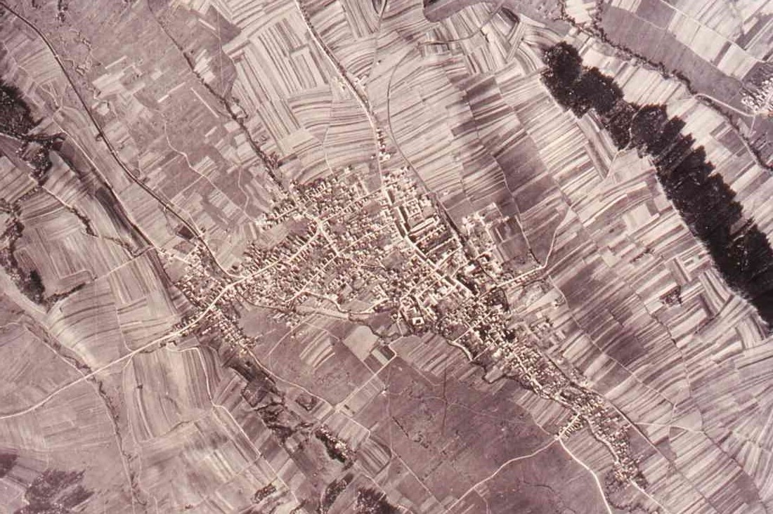 Genordetes Luftbild des gesamten Stadtgebiets