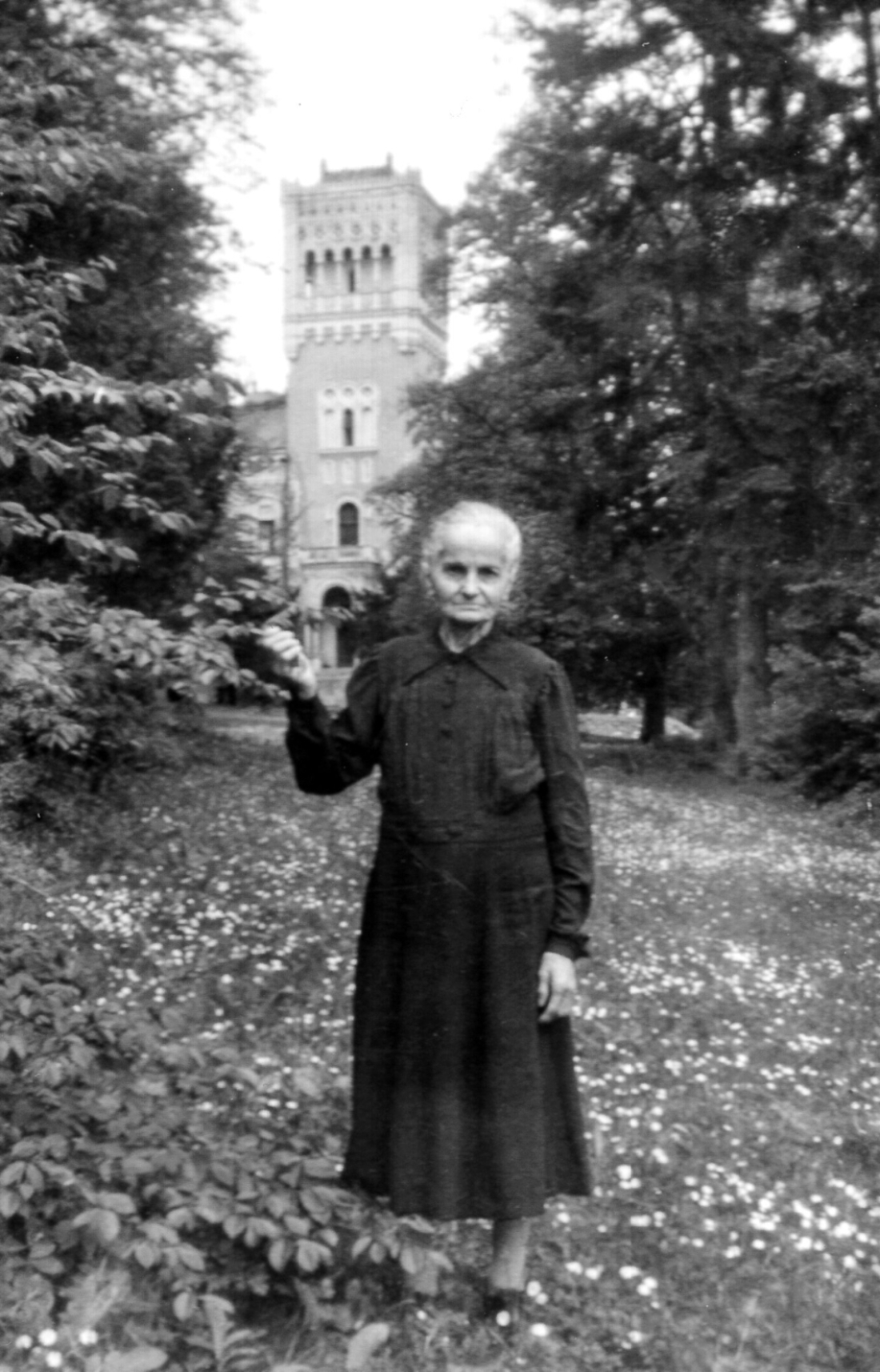 Maria Unger vor dem Schloss Rotenturm