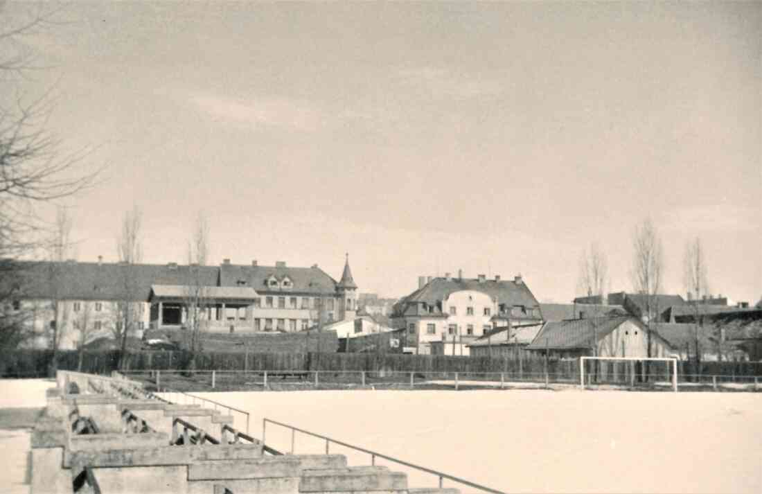 Blick über den SC Platz auf einen Teil der Wienerstraße