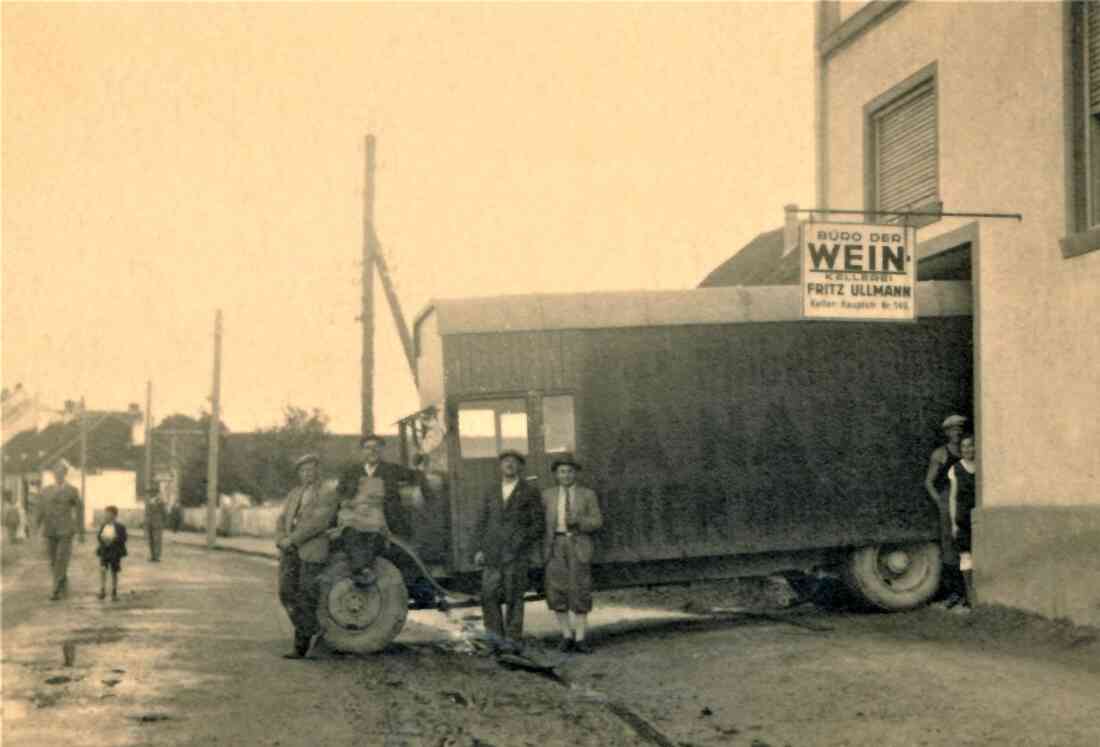 Ein "Spezial-LKW" vor dem Haus Wienerstraße 25 (Brennerhaus) - Benedek