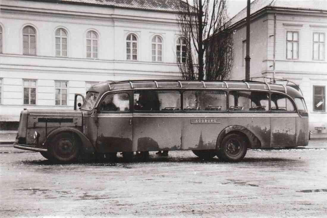 Südburg: Ein großer Magirus Bus am Hauptplatz