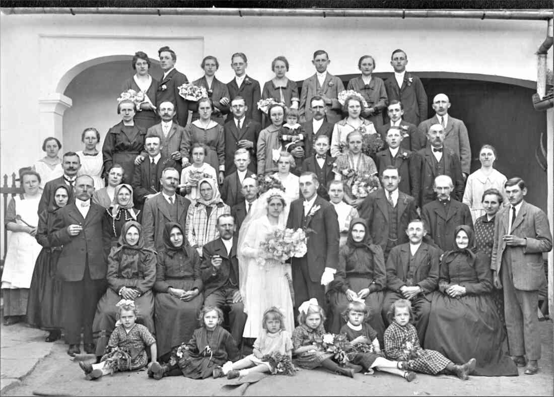 St. Martin: die Hochzeitsgesellschaft der Hochzeit von Anna Mirtl (*1907/+1996) und Johann Garber (*1899/+1954)