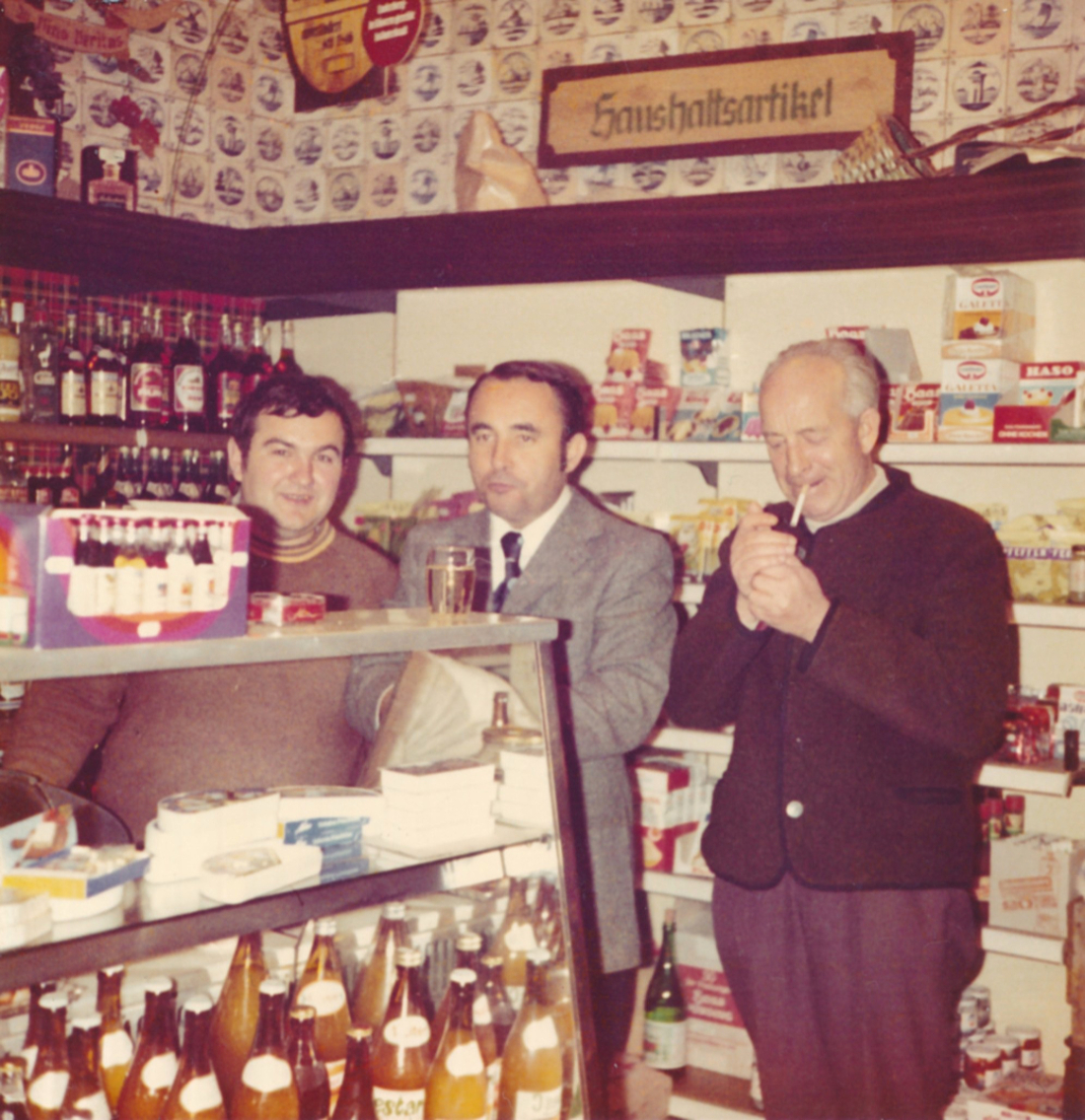 Gemütliche Herrenrunde im parkseitig gelegenen Ausweichlokal der Fa. Feinkost Gangoly, das während des Baus des Hochhauses Wienerstraße/Bahnhofstraße benutzt wurde - Miklos/Gabriel/Tausz