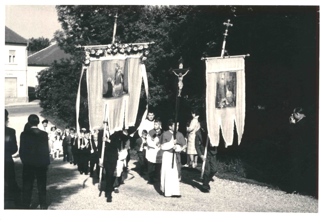 Röm. kath. Pfarre: Hl. Erstkommunion 1962 - die Firmlinge am Weg über den Kirchenberg - Seper/Nyikos/Herowitsch
