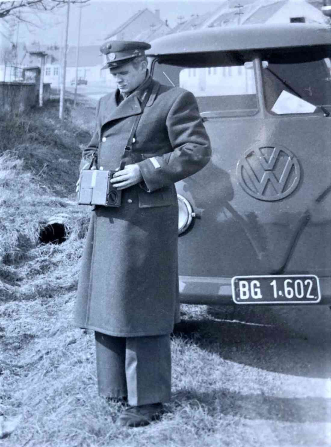 Gendarmerie: Insp. Rudolf Emmer (*1933/ + 2017) mit einem Strahlenmessgerät