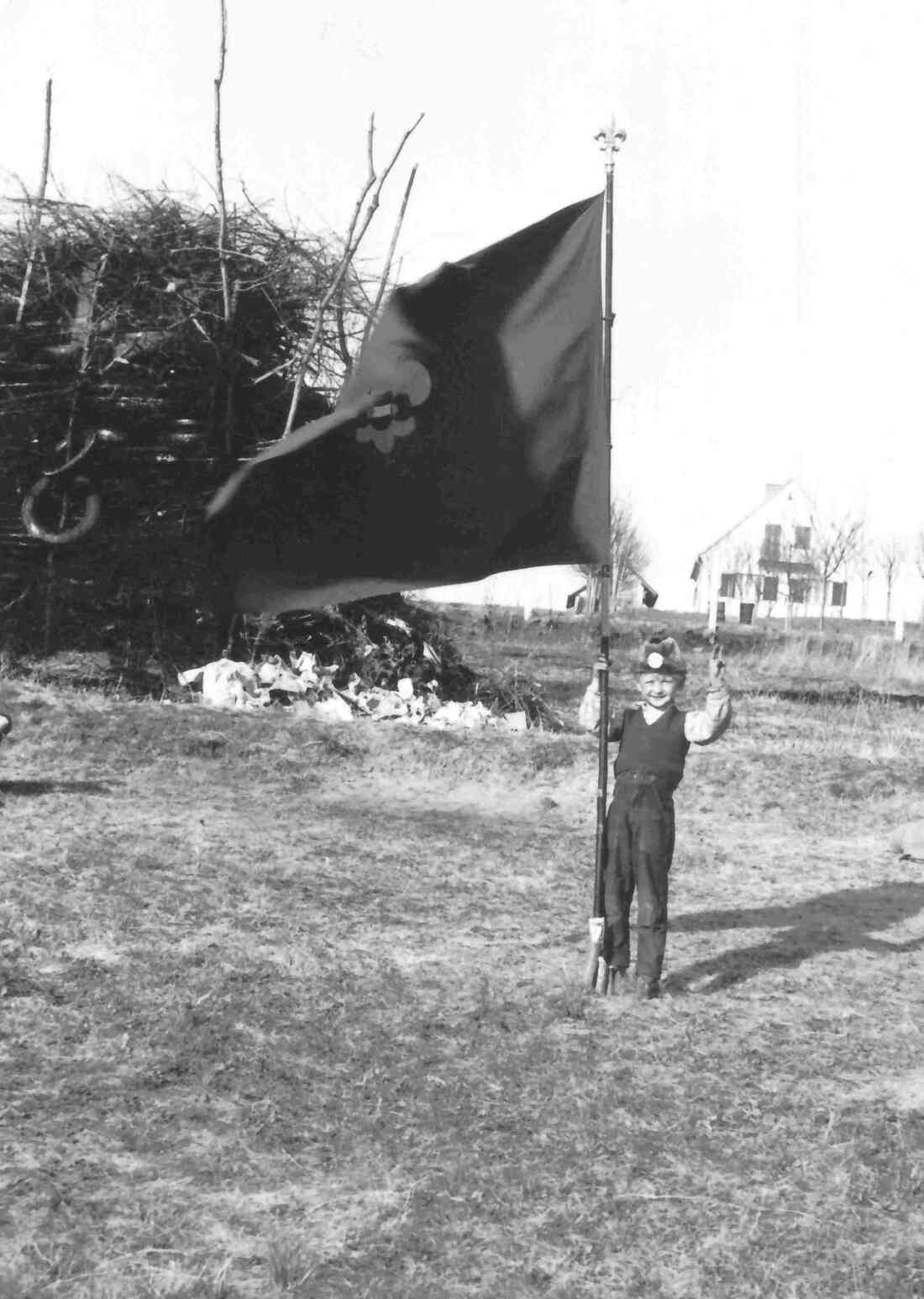 Pfadfinder: Siegfried Samer (*1955) vor dem bereits aufgerichteten Osterfeuer - Untere Hochstraße 18