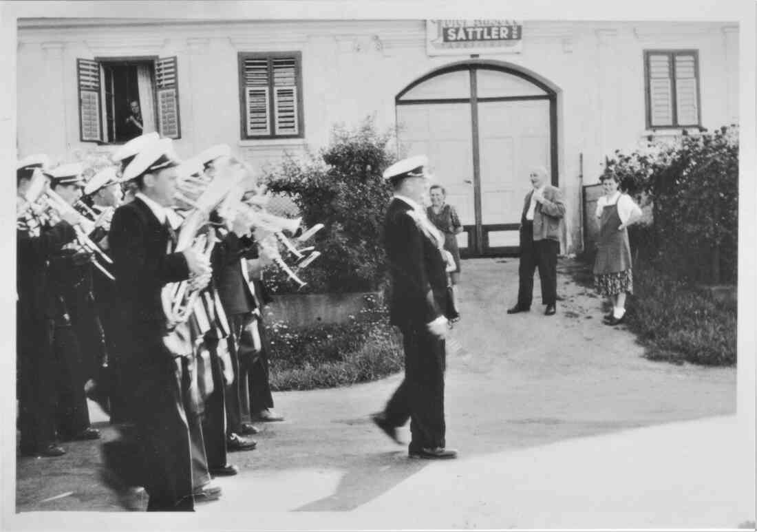 Stadtkapelle Oberwart: Marschformation vor der Sattlerei und Tapeziererei Kasper (Steinamangererstraße 41)