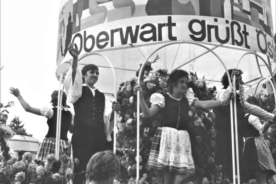 Am Wagen der Stadt beim Landesfestzug am 5. September 1971 in Eisenstadt (Benedek/Pal)