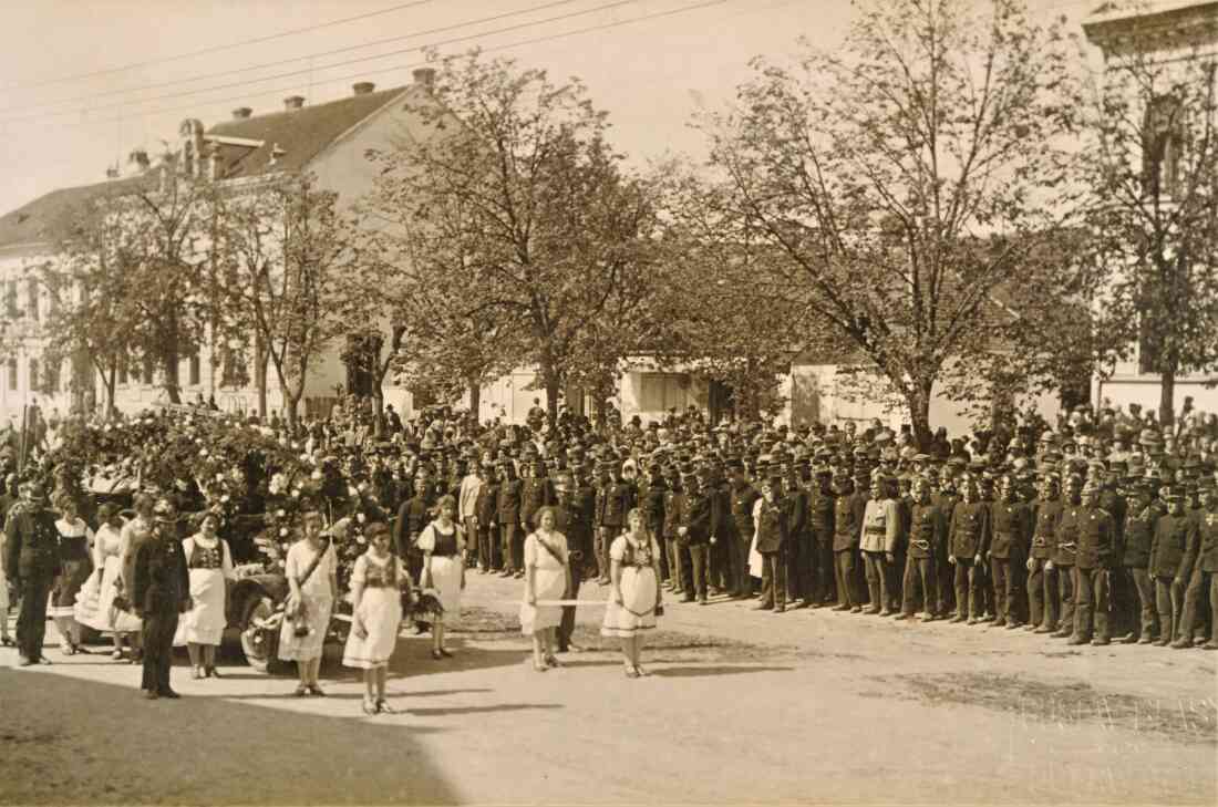 40 Jahre Freiwillige Feuerwehr Oberwart: Festzug (vor den Häusern Hauptplatz 5 und 7)