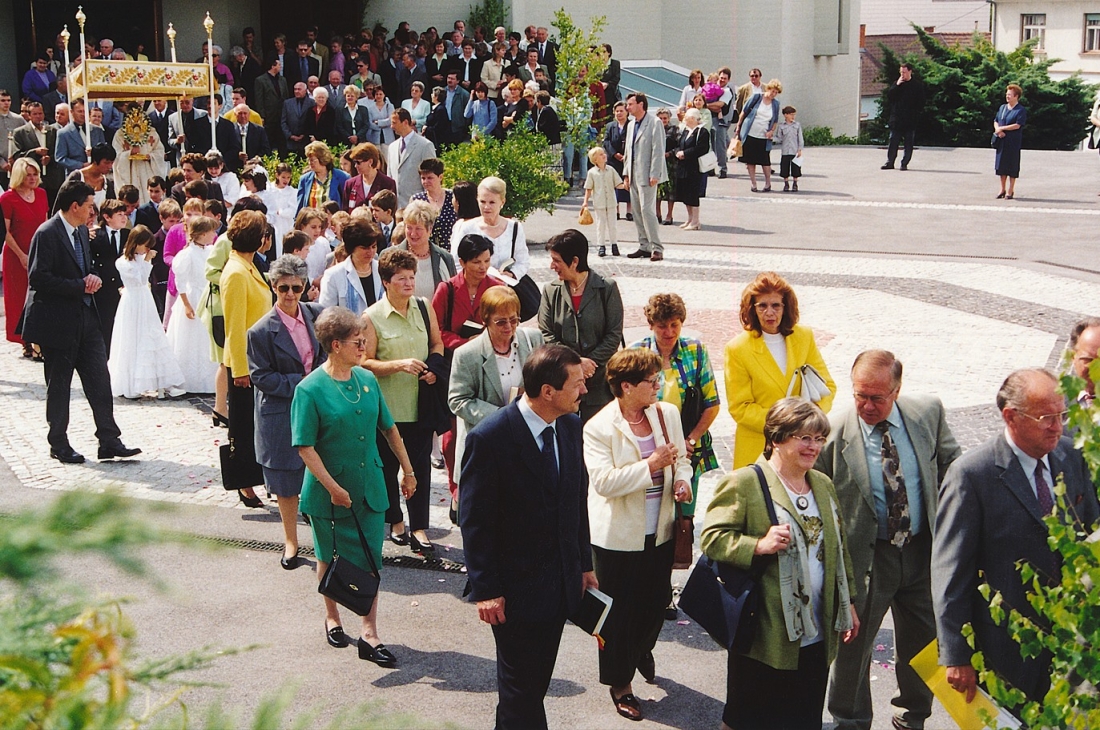 Röm. kath. Pfarre: Fronleichnamsprozession 2001 am Kirchenplatz