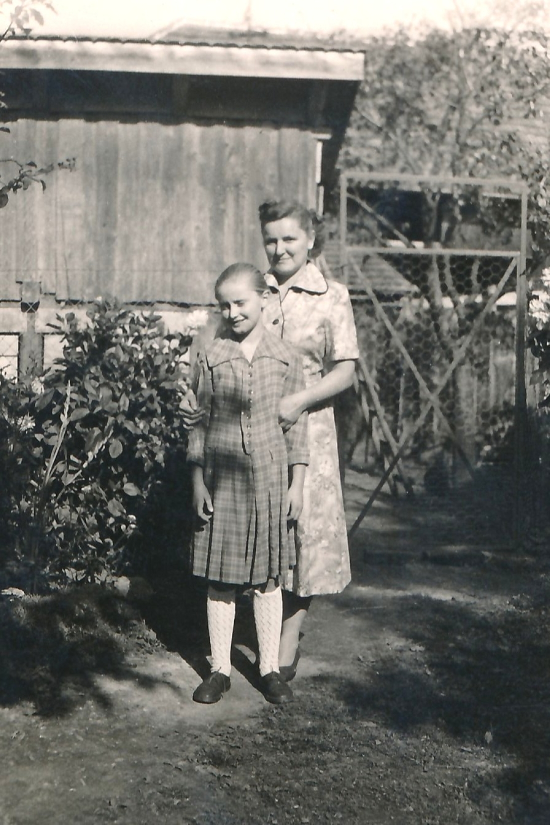 Mutter Maria Tölly mit Tochter Elisabeth im Garten OW 6236 / Eichendorffgasse 3