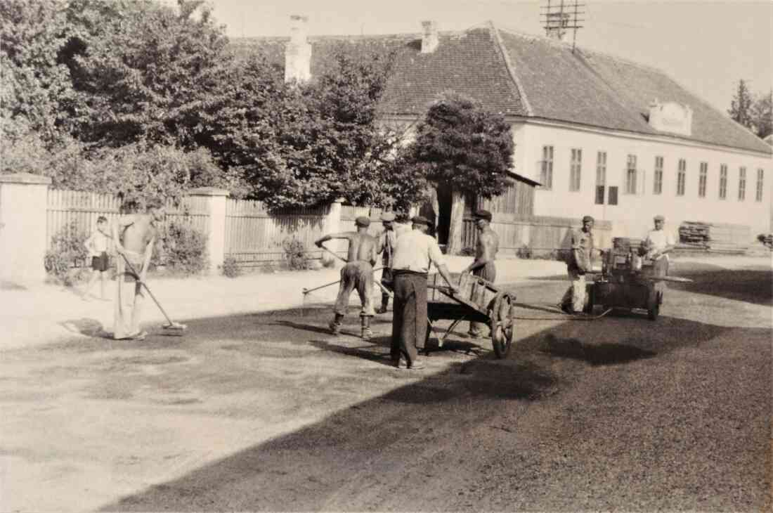 Belagsarbeiten durch das Bauamt im Bereich Steinamangererstraße 11 (vor der kath. Kirche und Schule) - Straßenbaubezirksamt