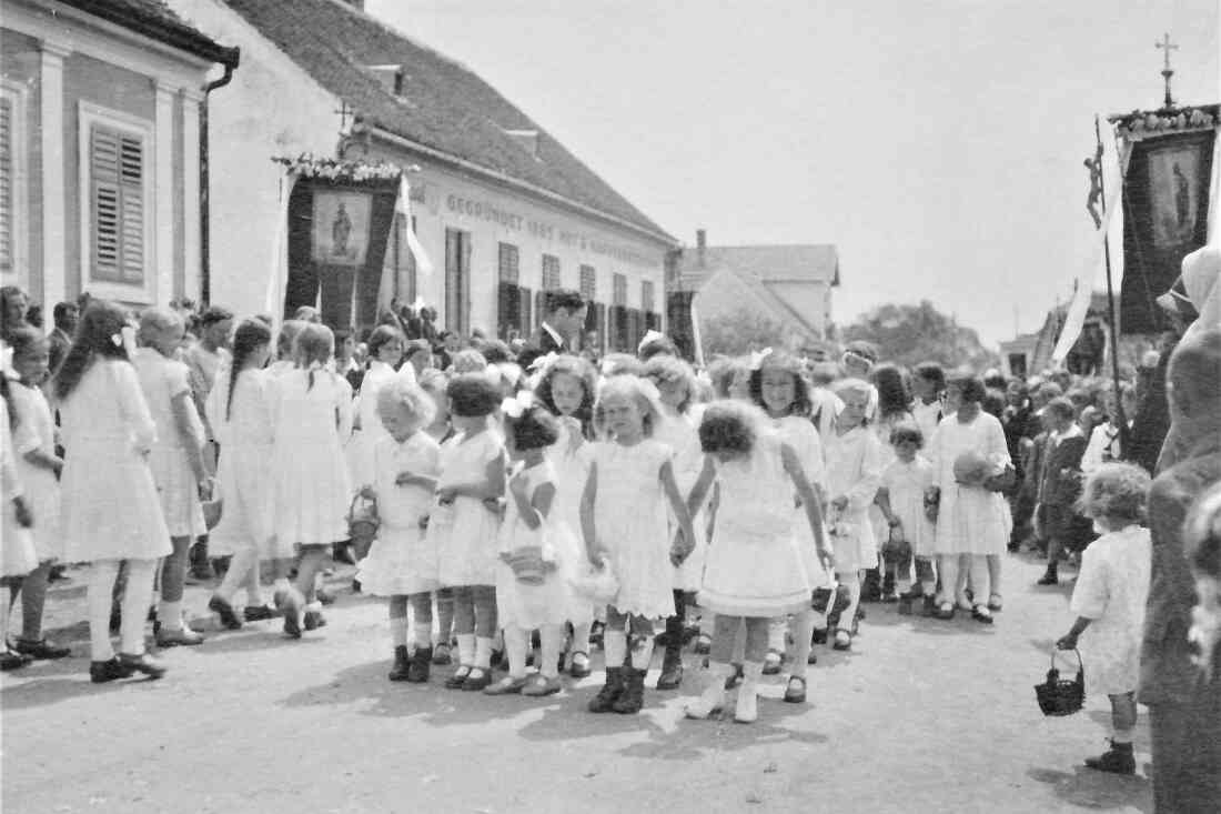 Röm. kath. Pfarre: Fronleichnamsprozession vor dem Haus Steinamangererstraße 57 (Angelus/Resch)