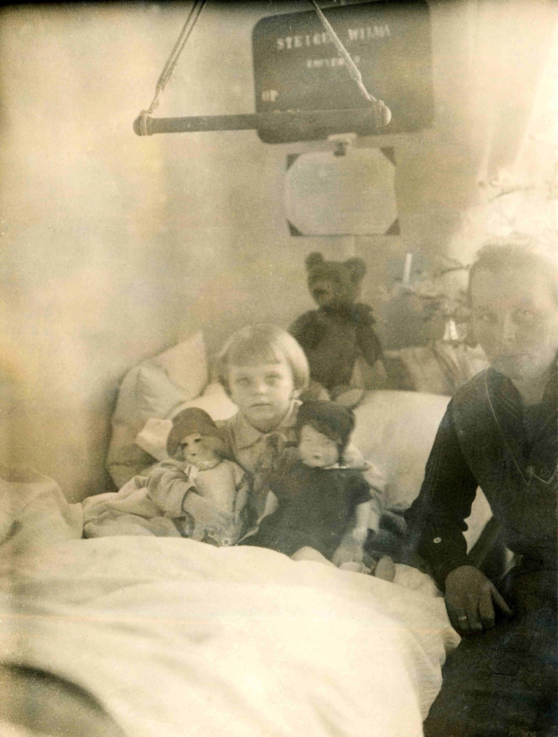 Wilma Steiger (verh. Oswald, *1927/+2023) mit ihrer Großmutter Wilhelmine Kasper (geb. Hermann, *1885/+1957) im Krankenhaus in Wien