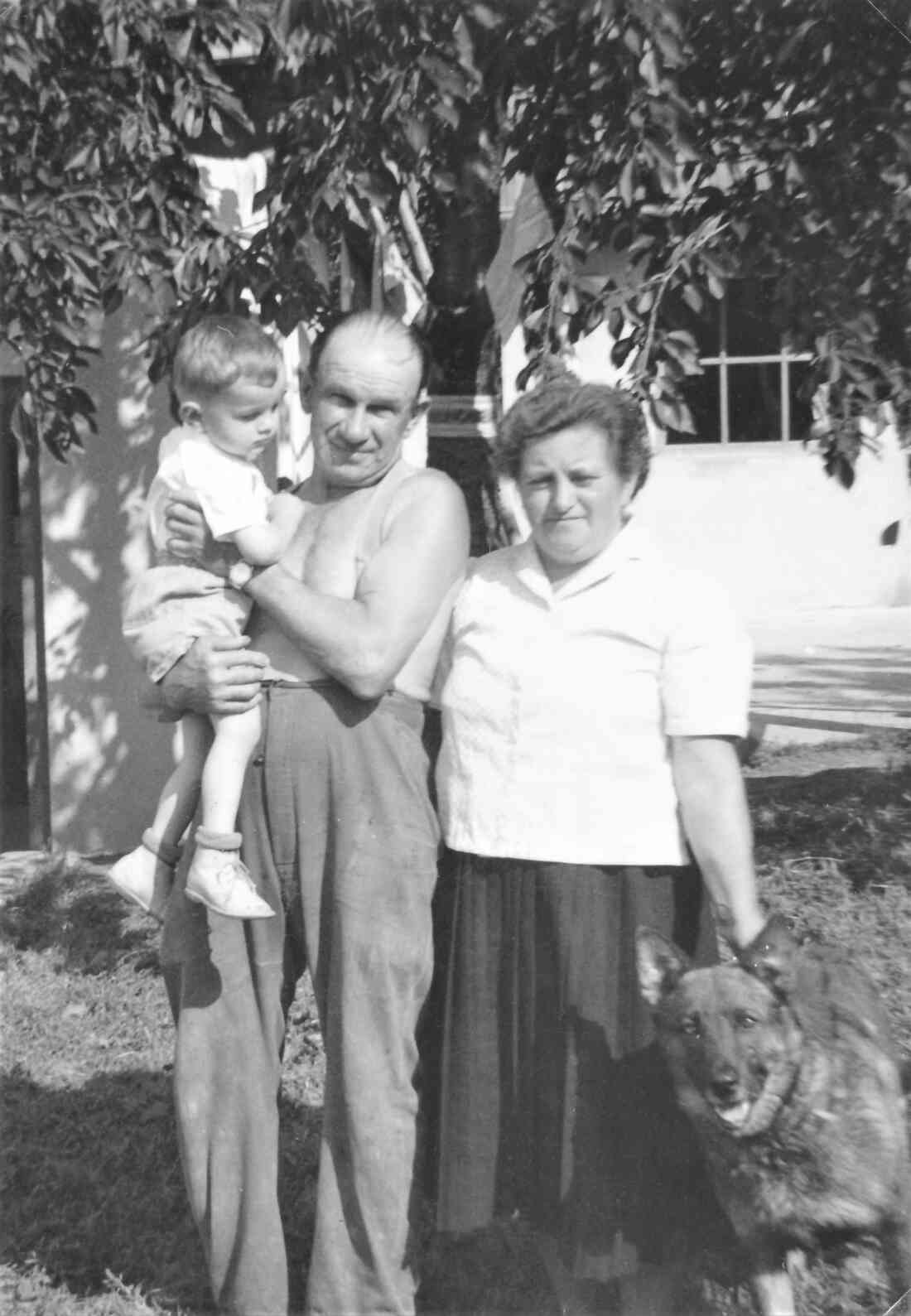 Ehepaar Gisela (geb. Györög; *1911 / +1996) und Julius Ritter(*1905 / +1984) mit einem Enkelkind (OW Nr. 80, heute Buchengasse 9)