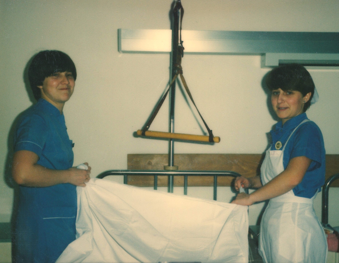 Christel Muth (rechts) als Praxisschülerin während ihrer Ausbildung zur Diplomkrankenschwester (heute "Diplomierte Gesundheits- und Krankenschwester" - DGKS)