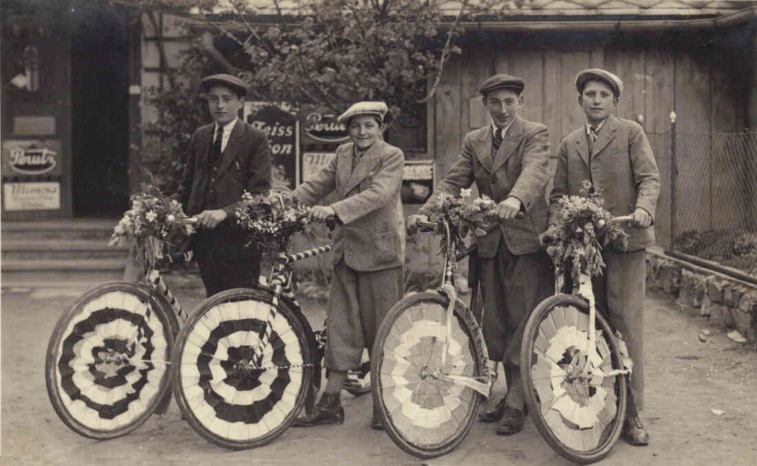 Geschmückte Räder und ihre Fahrer zum 1. Mai ca. 1959