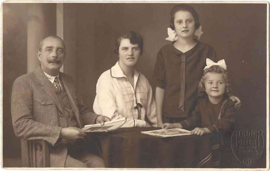 Peter Knotzer mit seinen Töchtern Maria, Rosi und Anna (Familie Böcskör-Hargreaves)