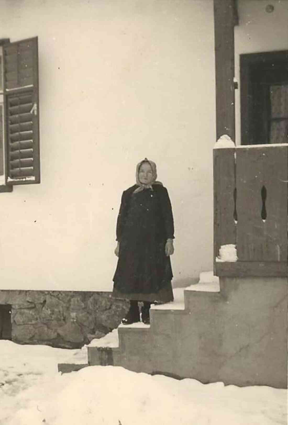Zambo Lidia, geb. Topler (1892-1965) vor ihrem Haus (Graf-Erdödy-Straße 33, vormals Oberwart 451)