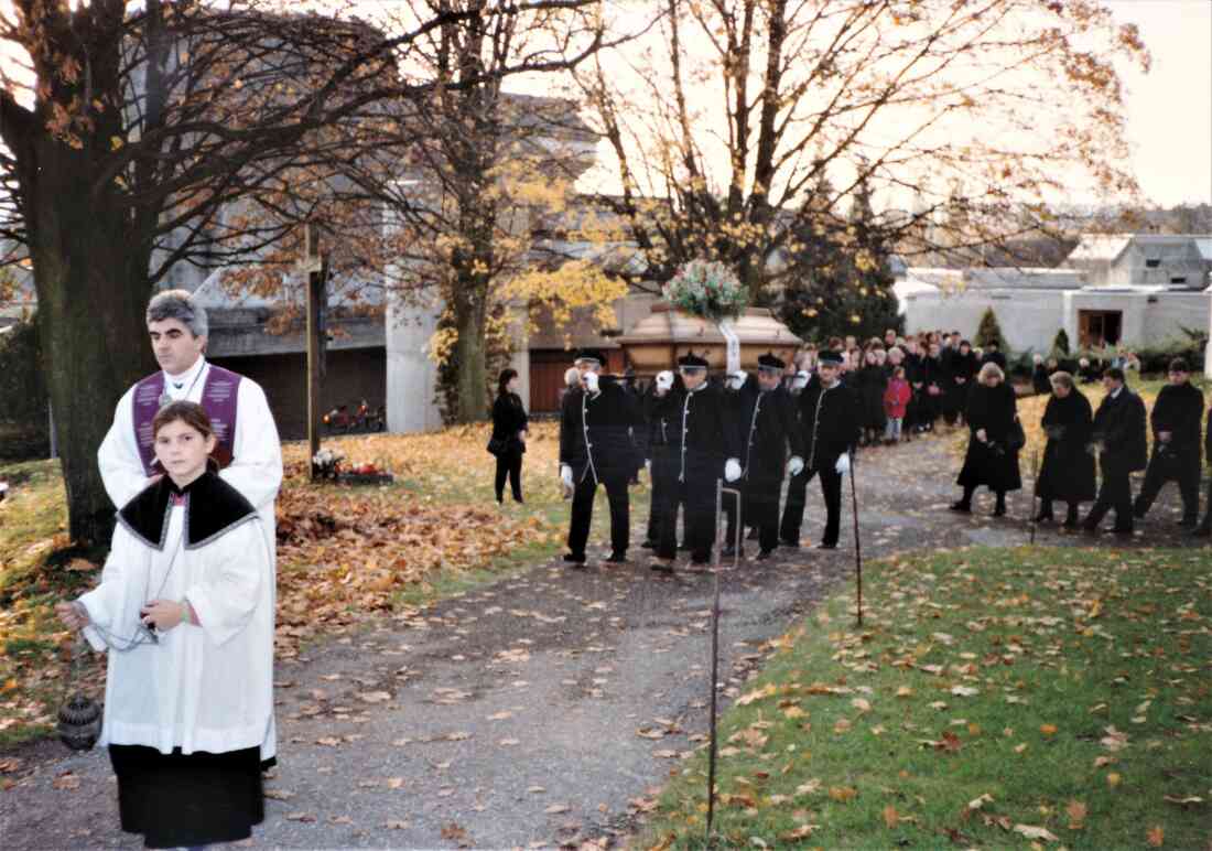 Begräbnis Emmerich Benkö (*1921 / +1992): die Träger mit dem Sarg auf den Schultern auf dem Weg zum Friedhof (röm. kath.) - Seifner/Gabriel