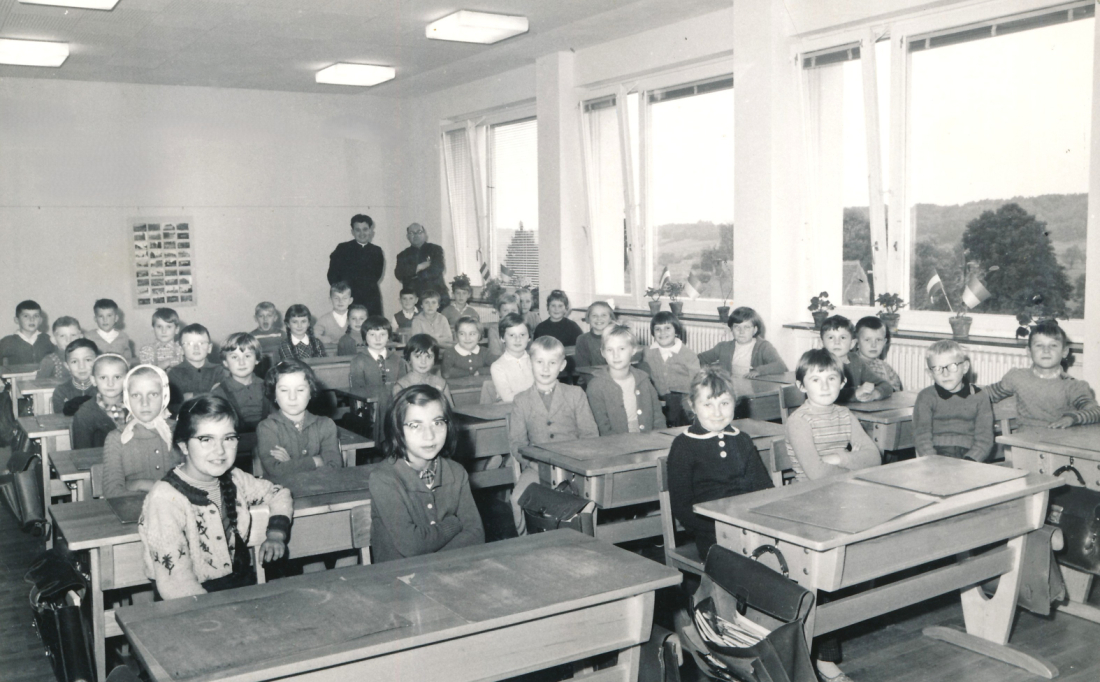 Volksschule 3.a Klasse mit Kaplan Josef Herowitsch und Vl. Bruno Knöbl 1961/1962