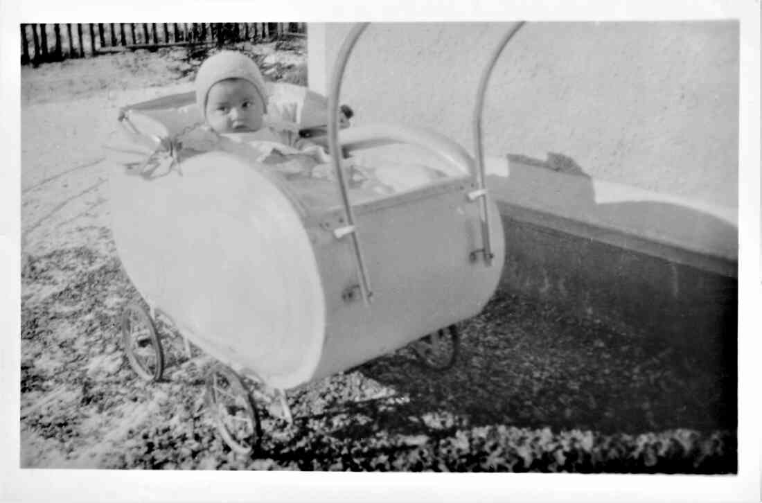 Ernst Szabo (*1944) im Kinderwagen