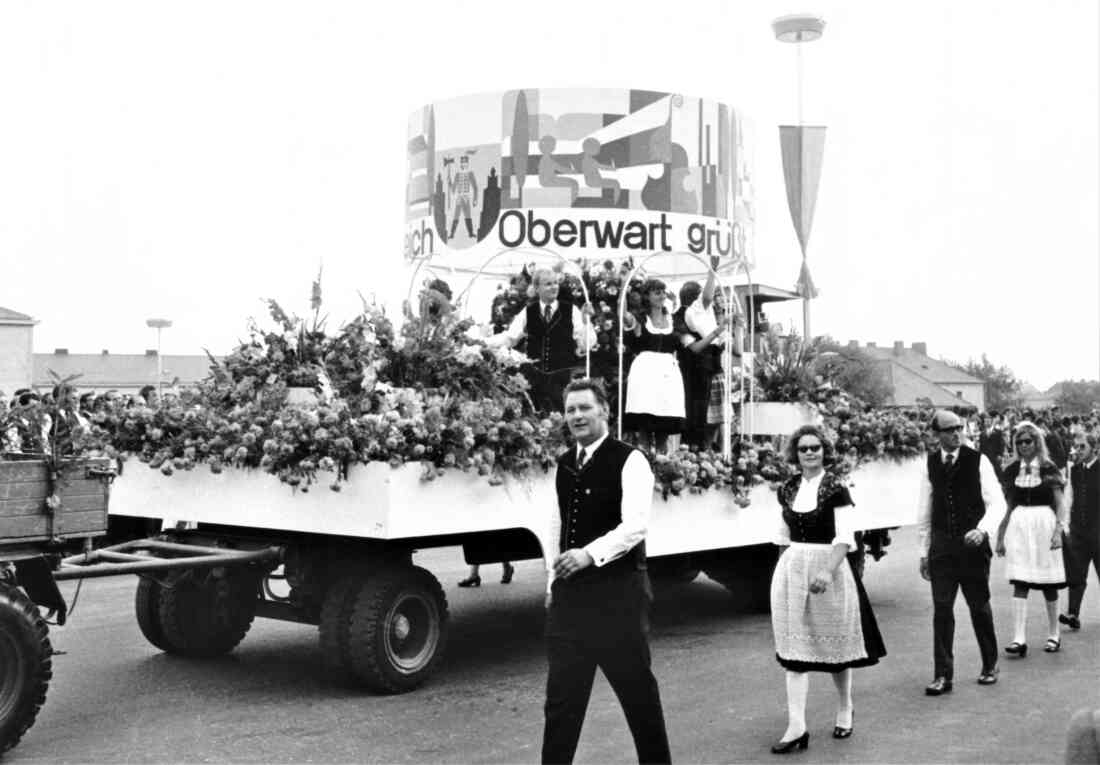 Wagen und Vertreter der Stadt beim Landesfestzug am 5. September 1971 in Eisenstadt (Goger/Varga/ Lonyai/Koch/Messner)