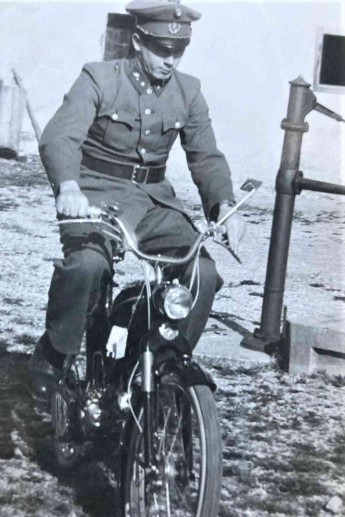 Gendarmerie: Insp. Rudolf Emmer (*1933/ + 2017) bei einer Probefahrt auf einem der neuen Puch-MS 50 Dienstmopeds