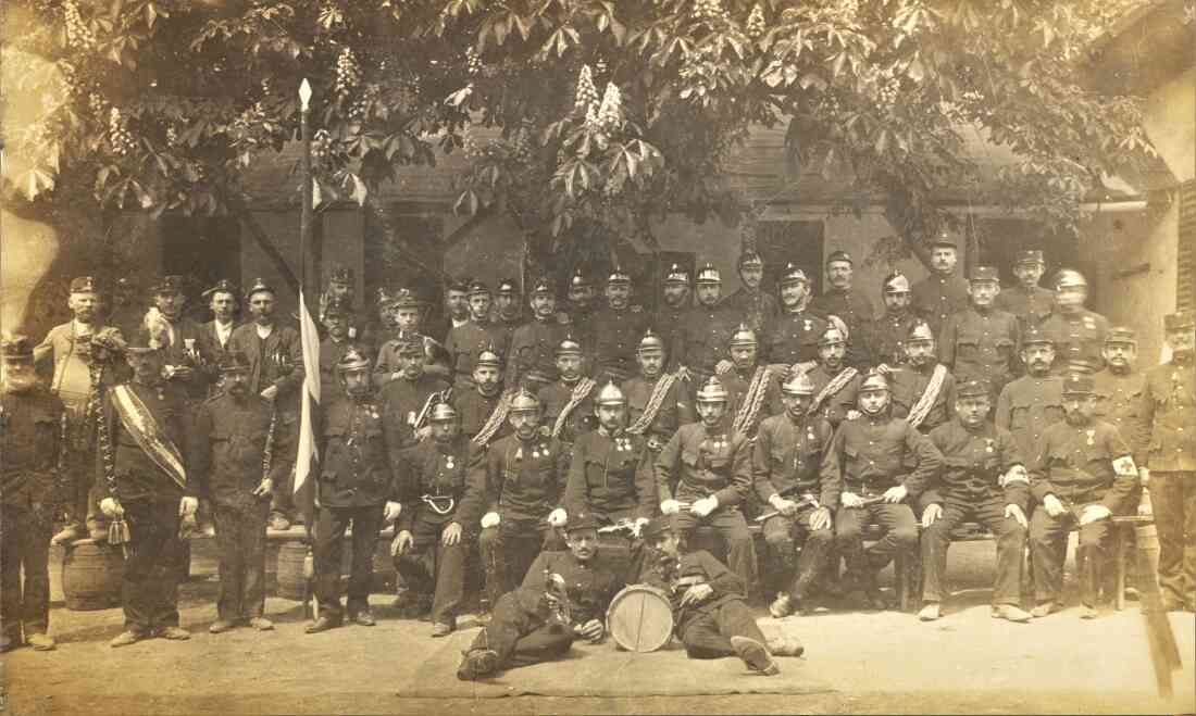 Freiwillige Feuerwehr Oberwart: Mannschaftsfoto mit Kommandanten Koczor und der Feuerwehrkapelle