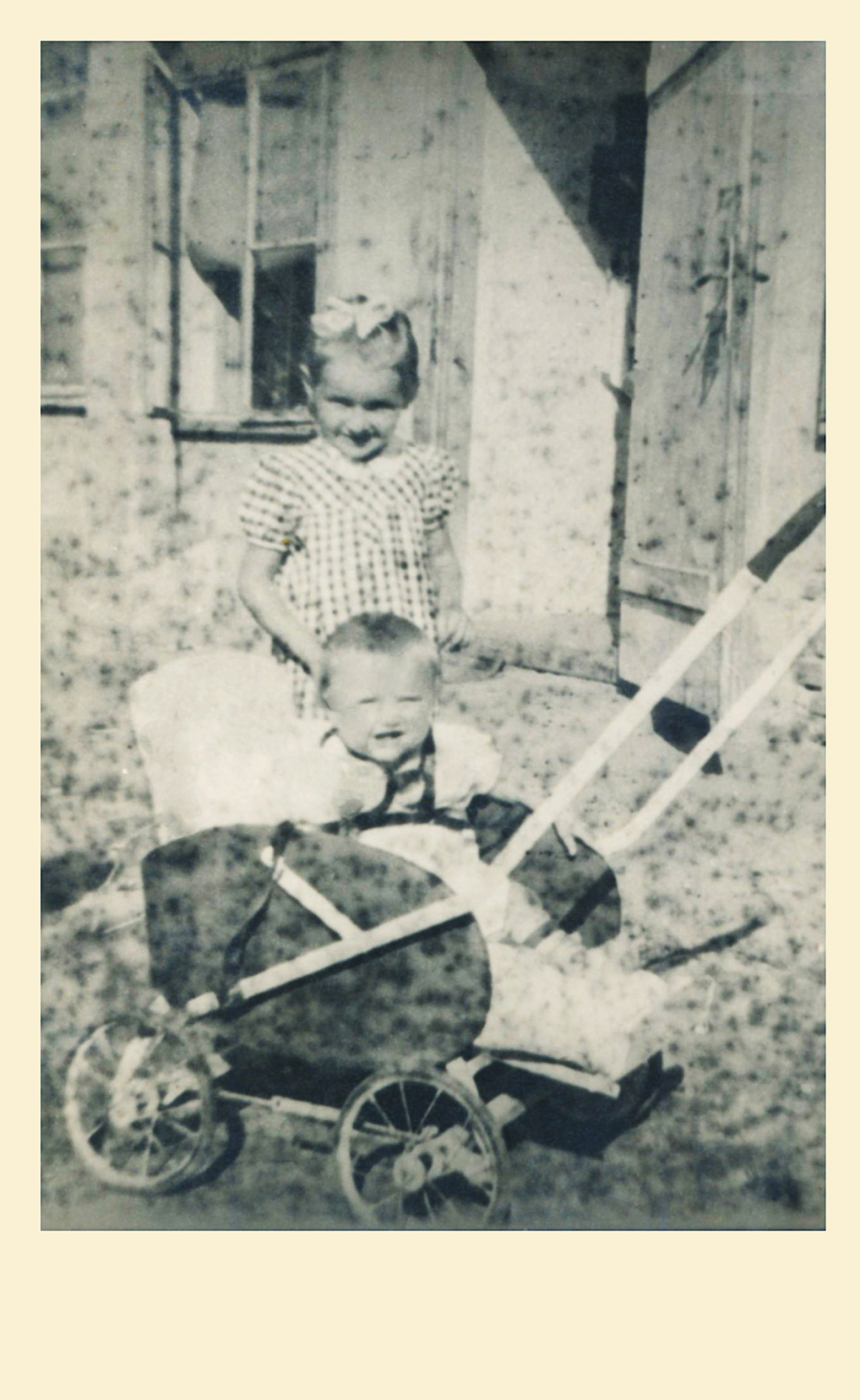 Die Töchtern Helga und Elisabeth der Fam. Tölly - OW 626 / Eichendorffgasse 3 mit Kinderwagen