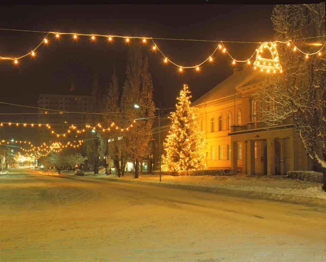 Rathaus und Teile des Hauptplatzes zur Weihnachtszeit