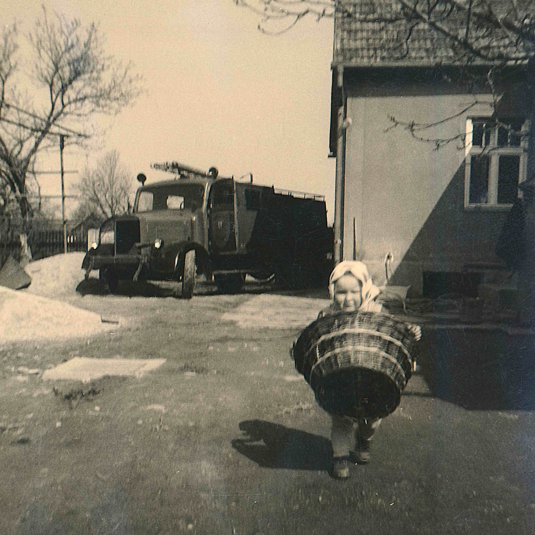 Christel Muth mit Weidenkorb und dem Feuerwehrauto (Eichendorffgasse 17)