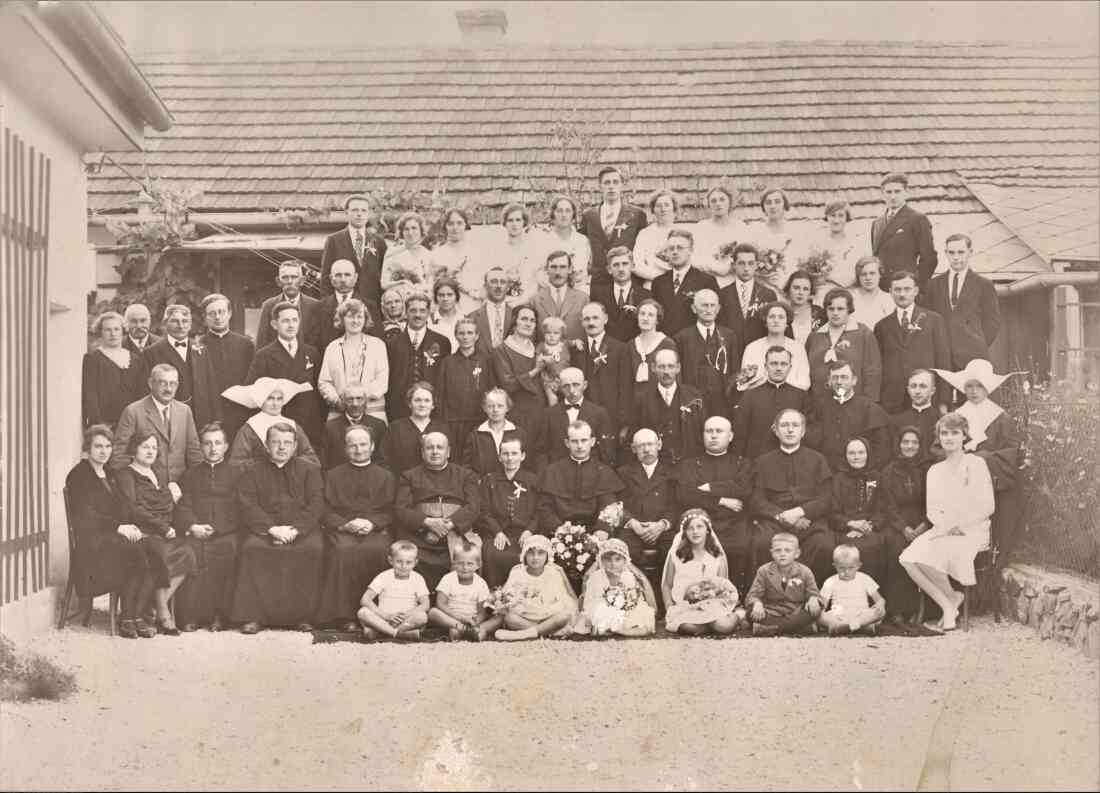 Röm. kath. Pfarrgemeinde: Gruppenfoto anlässlich der Primiz des Oberwarters Josef Medics