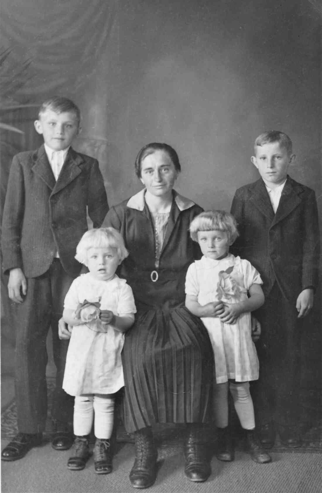 Anna Zsamar (geb. Pongracz -  *1906 / +1993) mit ihren Kindern - Unterwarterstraße 7 / OW 57