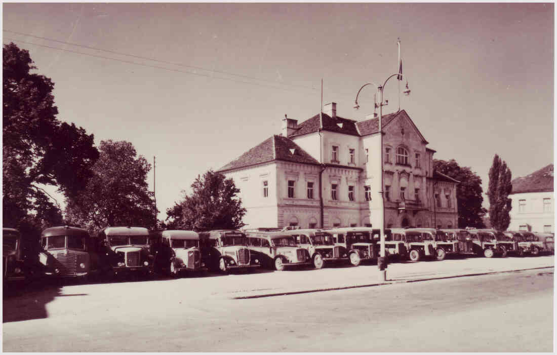 Südburg-Busse vor dem Gerichtsgebäude