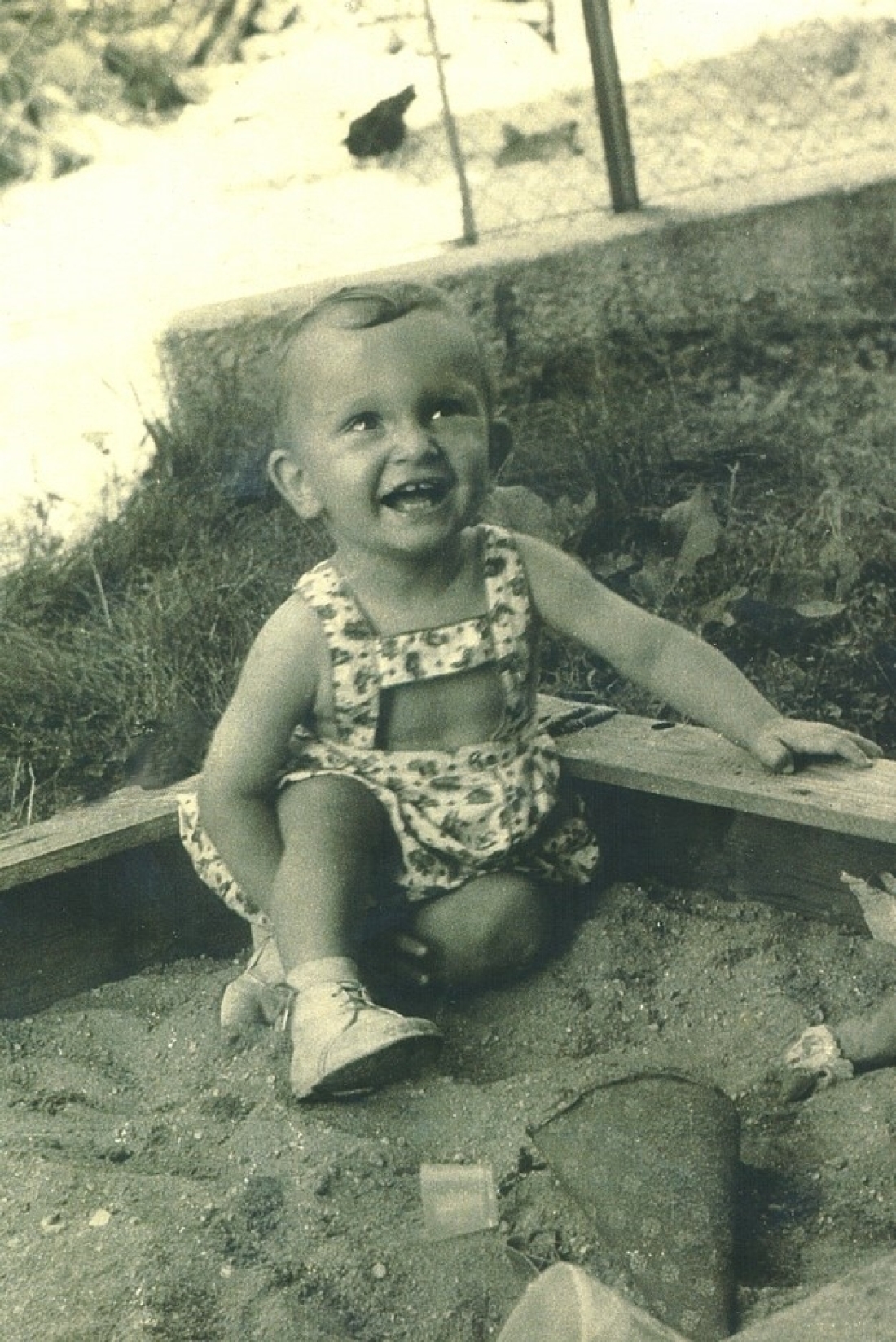 Kinderaufnahme: Johannes Langer in der Sandkiste