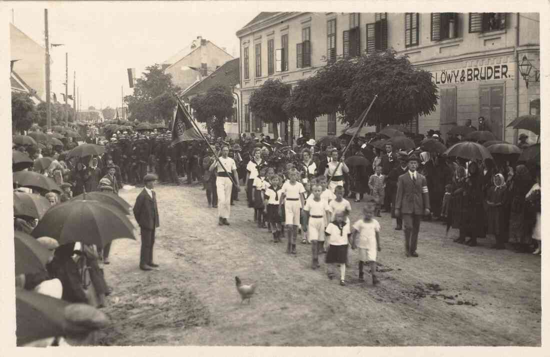 Festzug mit einer Abordnung des Deut. Turnvereins vor dem Haus Wienerstraße 2 (Gebrüder Löwy)