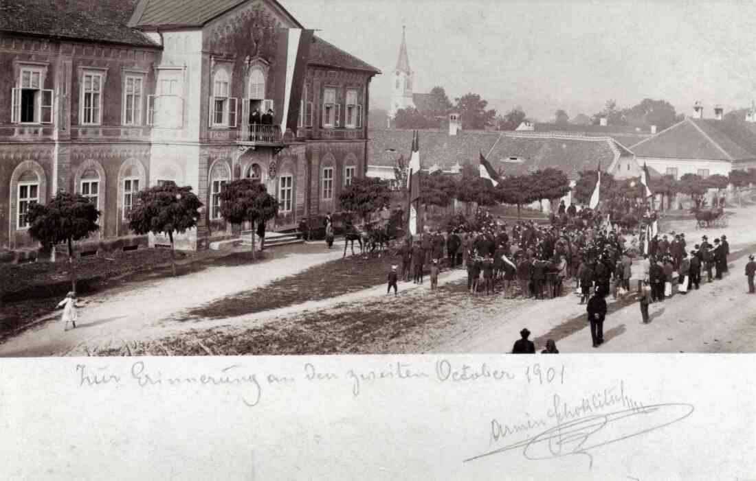 Festzug und Kundgebung am Hauptplatz vor dem Gerichtsgebäude