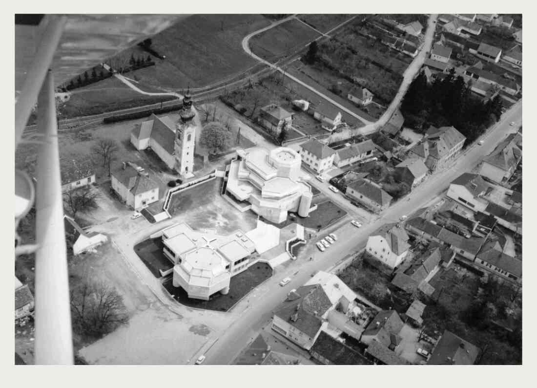 Flugaufnahme/Luftbild: Blick auf den Kichenkomplexes der röm. kath. Osterkirche mit Aufbahrungkirche und Kontaktzentrum