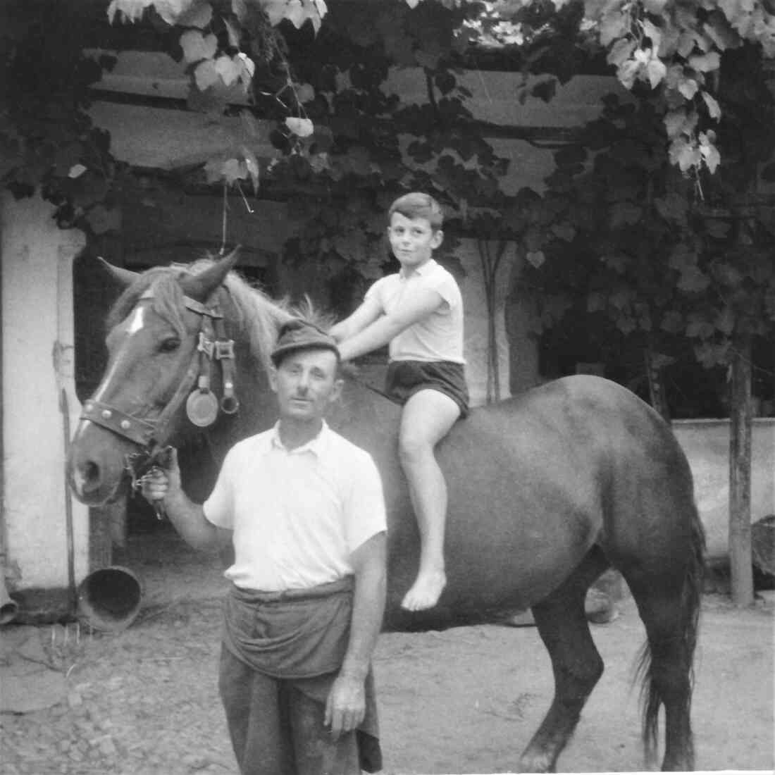 Johann Glavanovits (*1924 /+2010) mit Sohn Janos und Pferd