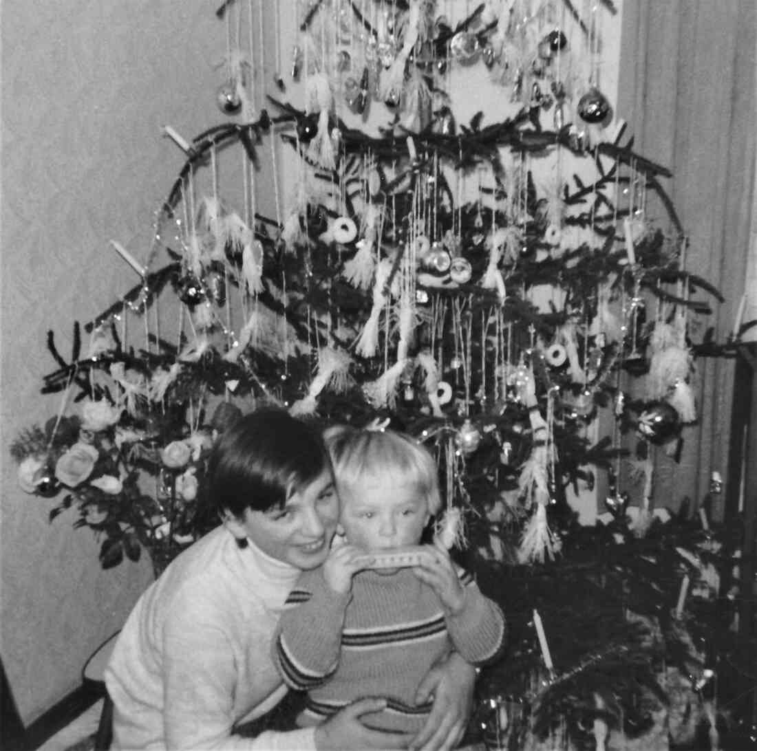 Weihnachten 1966: vor dem christbaum im Hause Gangoly (Stifterstraße 9)