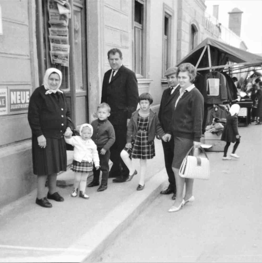 Am Wochenmarkt: Fam. Gangoly vor dem Haus Ambrosigasse 5 (Druckerei Fuith und Geschäftslokal)