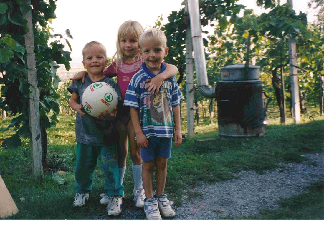 Die Geschwister Frühmann im Weingarten des Opas am Eisenberg