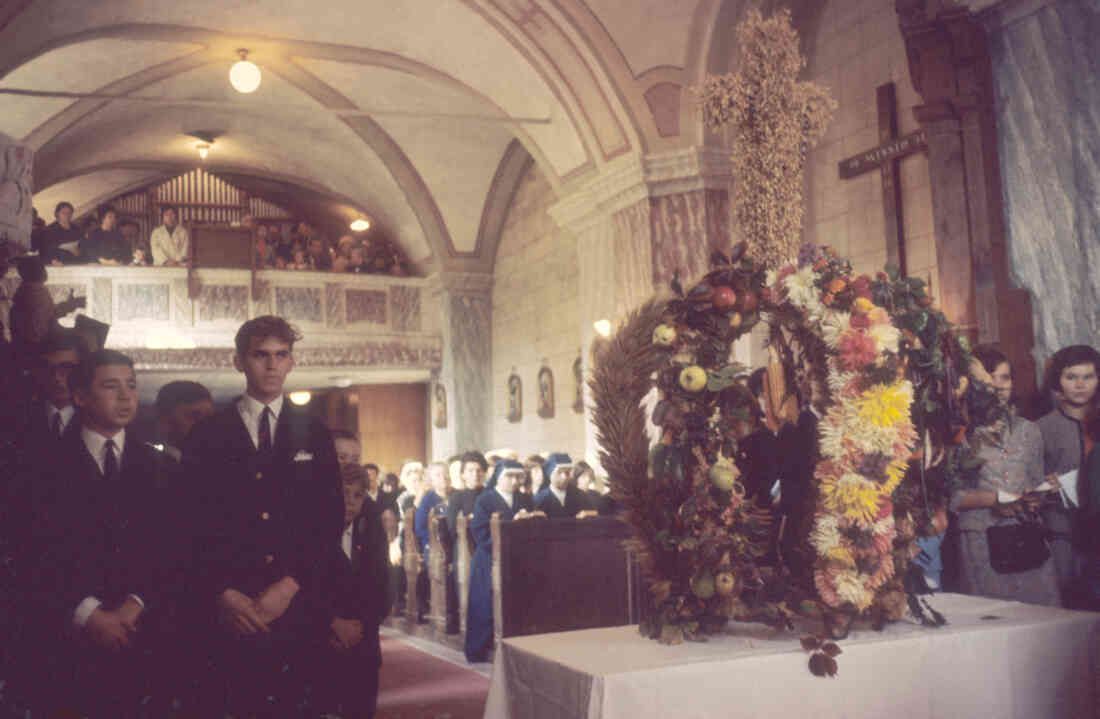 Innenansicht der röm. kath. Pfarrkirche Maria Himmelfahrt: Erntedankfest