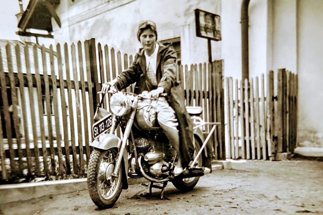 Edith Hollendonner auf einem Motorrad der Marke Puch - wahrscheinlich eine Puch 175 SV - mit einem Kennzeichen aus dem Bezirk Hartberg