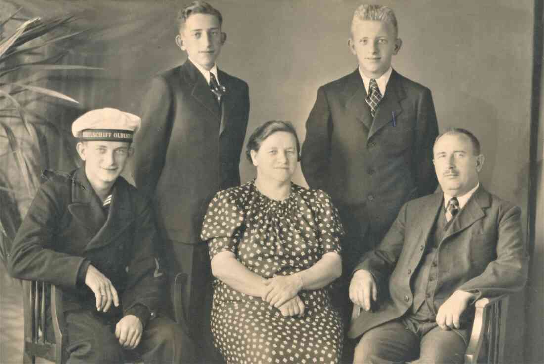 Fam. Josef sen. und Julianna Simon mit den drei Söhnen Hugo, Paul und Josef jun. (Schuster - Reichlgasse 16)