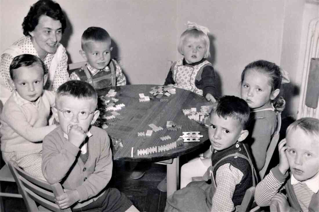 Städtischer Kindergarten: Gruppe mit Pädagogin "Tante" Grete Schmaldienst