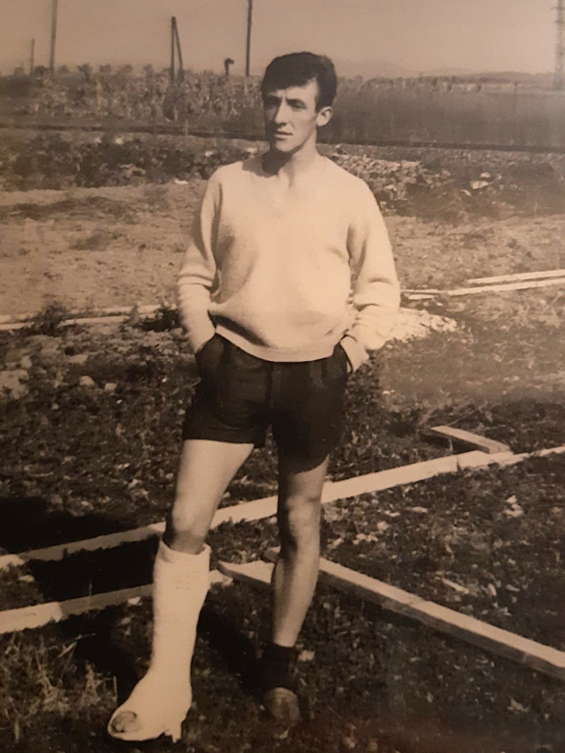Fußball: Spieler der ASKÖ Mannschaft Erich Steurer (*1939/+2024) mit Gipsfuß - "Zum Zuschauen verdammt"