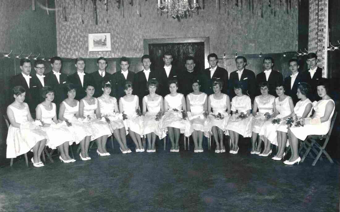 Röm. kath. Jugendball 1962: Gruppenbild - Dirnbeck/Asboth/Oswald/Kajdocsy/Obojkovits/Heigl/Miklos/Kaufmann/Zsifkovits-Hupfer/Kelemen/Adorjan/Palank/Szalay/Herczeg/Zsifkovits/Szaffich/Konjek/Herowitsch/Miertl/Tikovits/Hicke