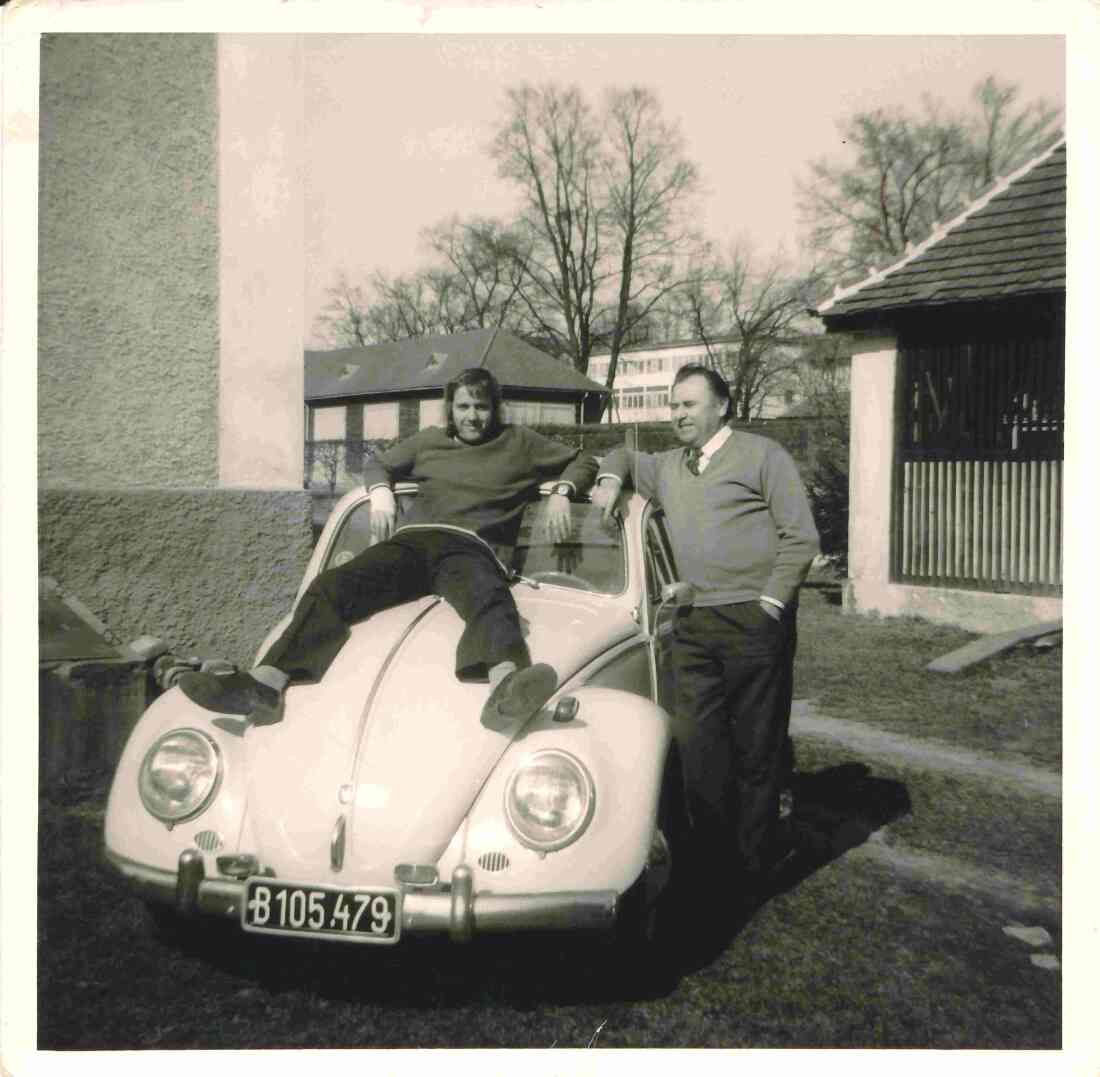 "Unsere Autos" in den 70-er Jahren: Walter Kurz mit seinem VW-Käfer (Untere Bahnzeile 2 + 4)